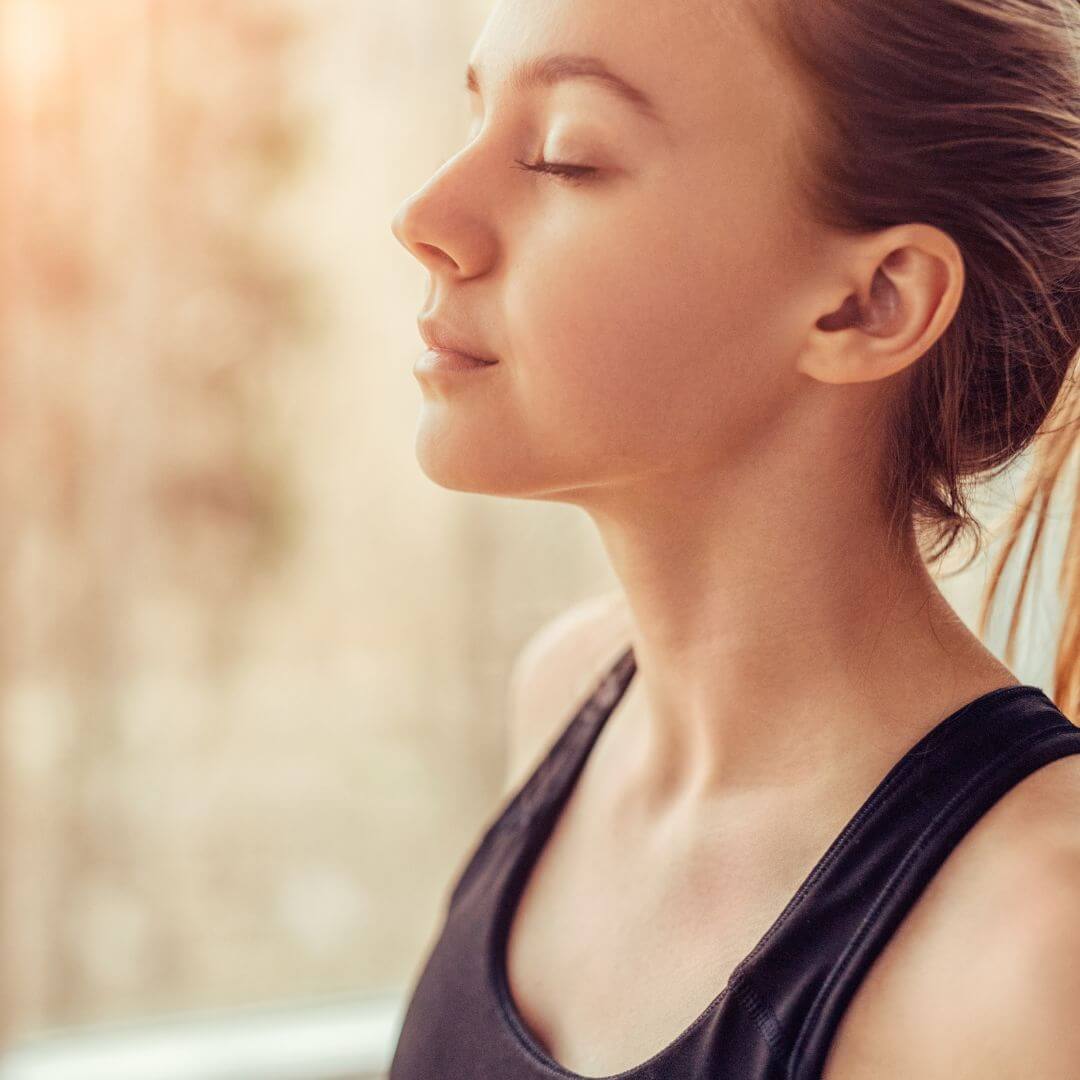 mujer que hace meditación